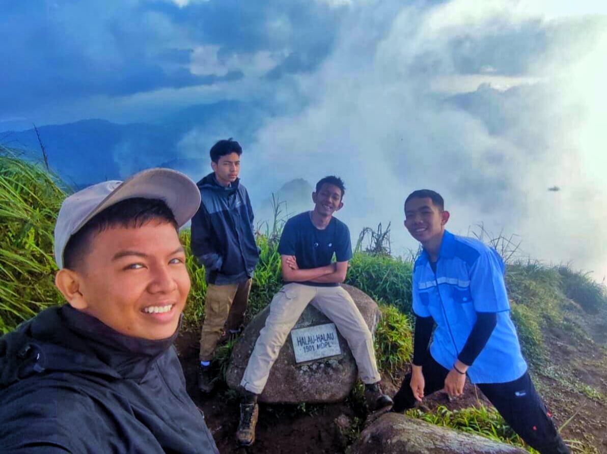 Sejumlah pendaki berfoto di puncak gunung halau halau sebelum resmi ditutup sejak 1 mei 2026 demi menghormati leluhur menjaga hutan adat dan melestarikan lingkungan dok denny susantopena hijau